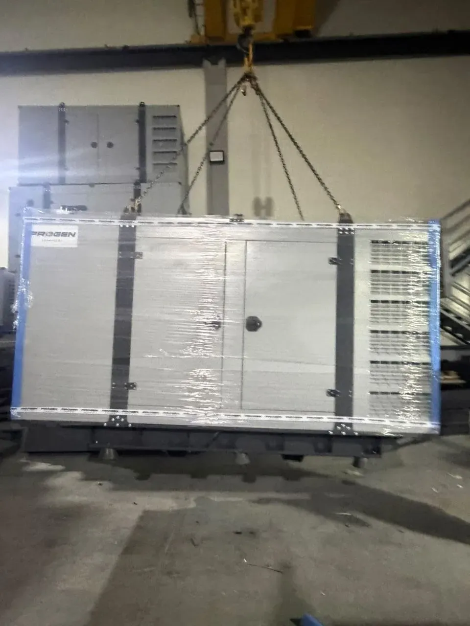 Підйом генераторної установки PROGEN кран-балкою