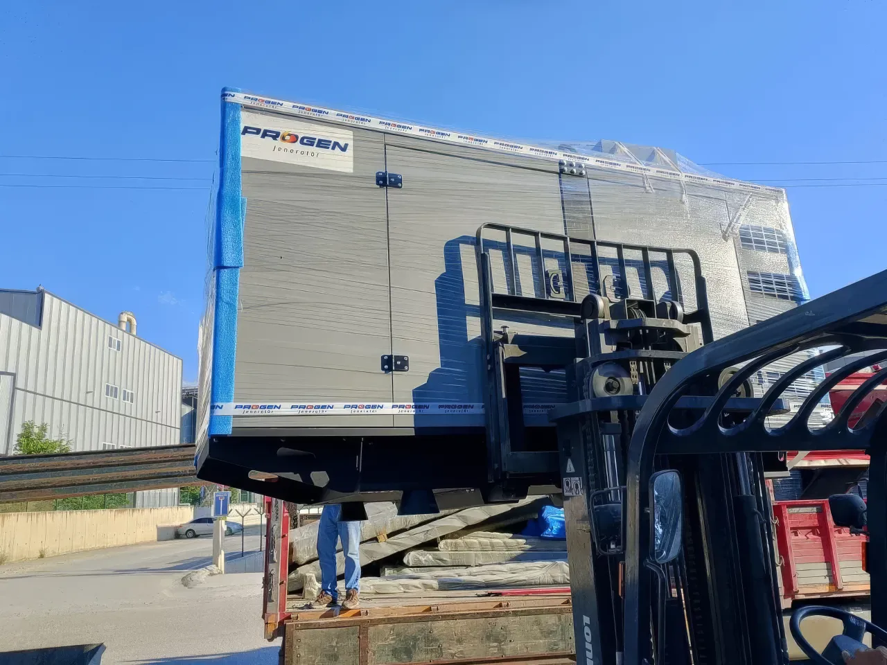 Навантаження генераторної установки PROGEN вилковим навантажувачем